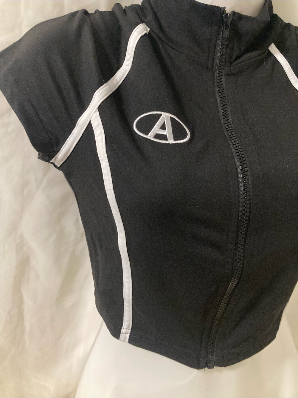 Women’s Black Cropped Zip Front Athletic Top Short Sleeve Mock Neck Y2K - Picture 2 of 2